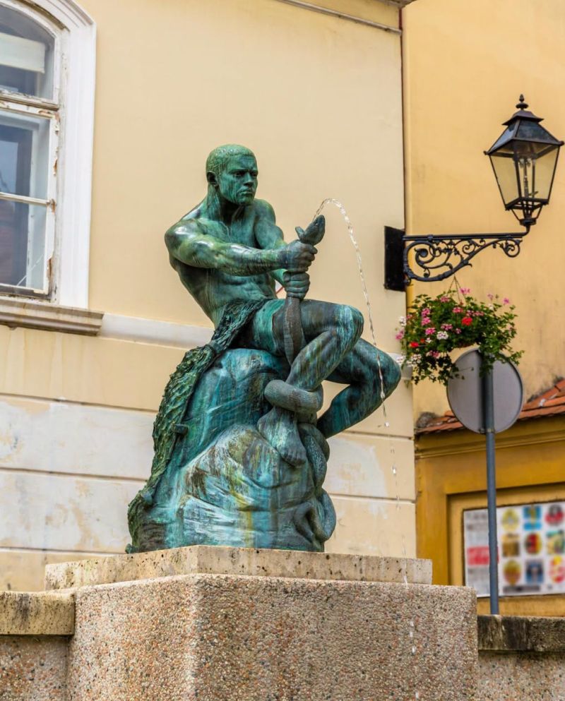 Jezuitski trg. Ribar sa zmijom, brončana skulptura Simeona Roksandića